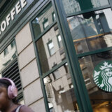 Štrajk u više od 150 Starbaks radnji u SAD zbog sukoba oko LGBTQ+ dekora 6