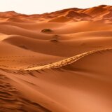 Svetlucava građevina koja treperi usred pustinje (VIDEO) 2