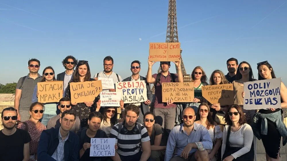 Skup podrške protestu „Srbija protiv nasilja“ u Parizu 1