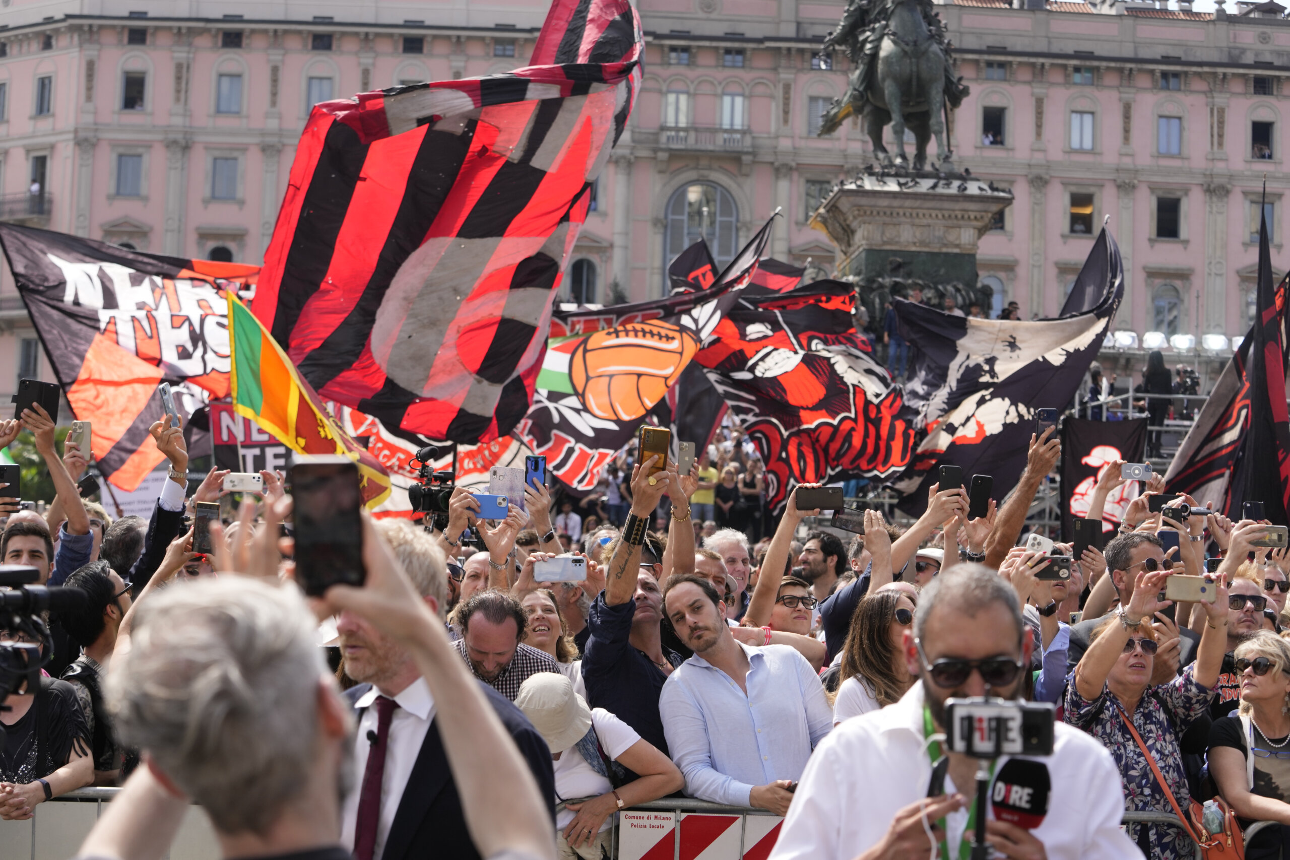 Hiljade ljudi aplaudirale kada je kovčeg sa telom Berluskonija unet u katedralu u Milanu 2