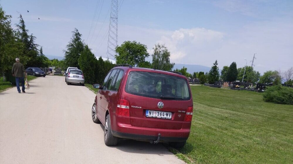 Za vreme Zadušnica privatnim vozilima zabranjen ulazak u niško Novo groblje: Građani pitaju zašto su neki među njima "jednakiji" 1