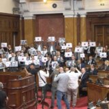 Poslanici opozicije držali fotografije targetiranih glumaca od strane vlasti, uz poruku: "Niste sami" 13