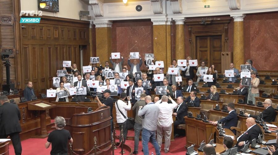 Poslanici opozicije držali fotografije targetiranih glumaca od strane vlasti, uz poruku: "Niste sami" 1