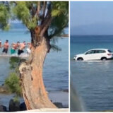 Snimak na kom kupači izvlače automobil iz mora postao hit na internetu 9