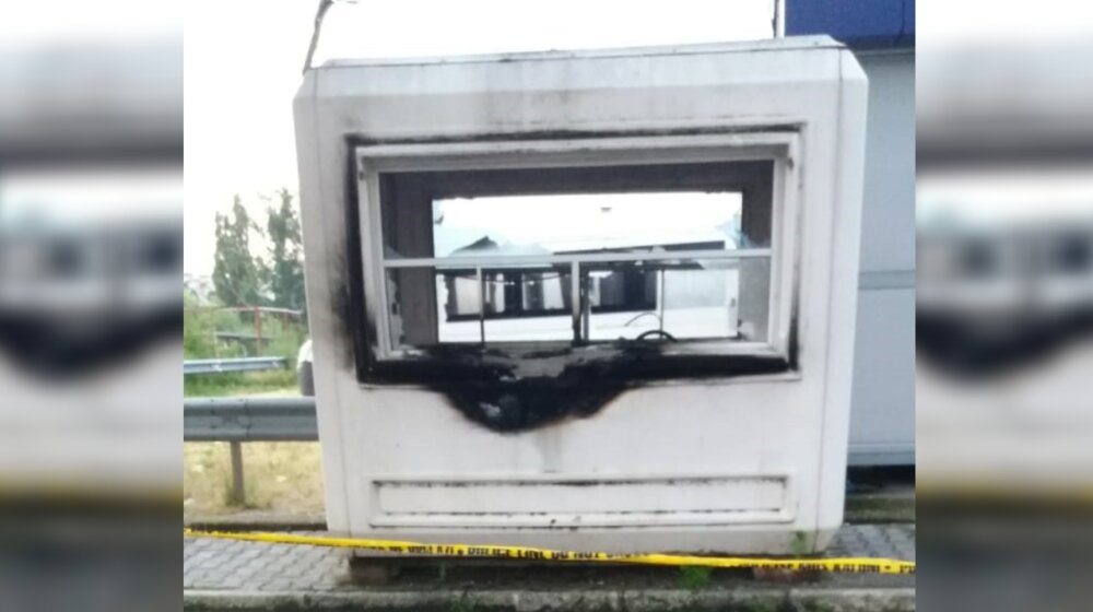 Pirotehničko sredstvo uz „zapaljiv materijal“ bačeno na kiosk Kosovske policije u Severnoj Mitrovici – „terorističko delo“ 1