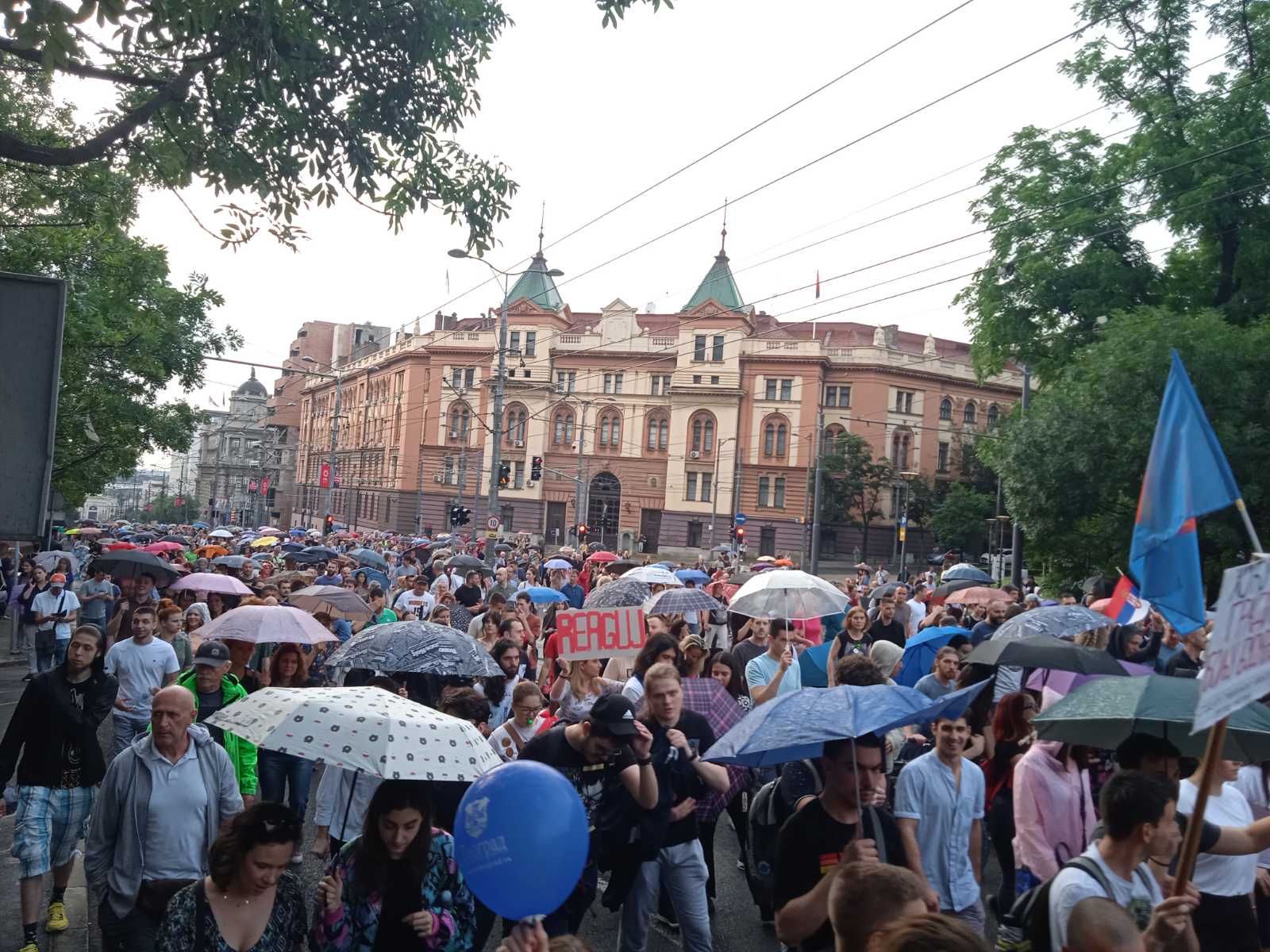 "Zar je bitno da li sam s Metohije ili s Dorćola?": Osmi protest "Srbija protiv nasilja" u slikama (FOTO) 3