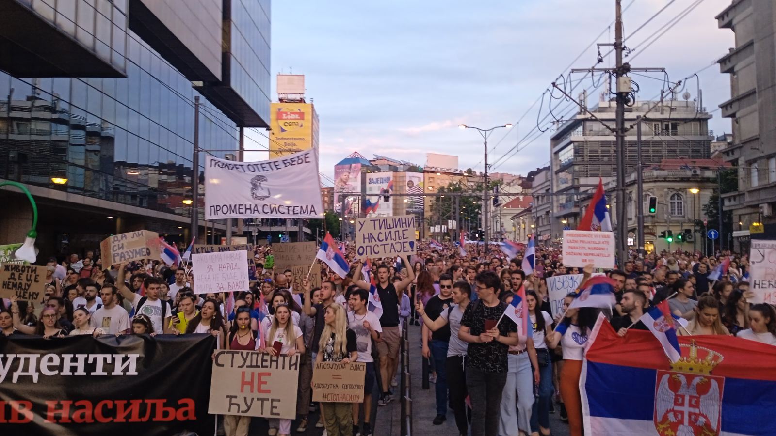 "Prsten" oko Vlade i zatvorska odela: Slike koje su obeležile šesti protest „Srbija protiv nasilja“ (FOTO) 17