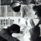 Maksimir, fotografija Emil Vas, 13. maj 1990. Na fotografiji je prikazan trenutak u kom kapiten Dinama Zvonimir Boban napada milicionera Refika Ahmetovica foto Emil Vas