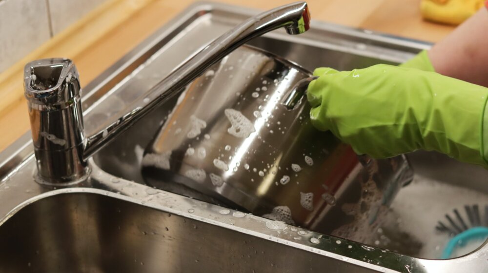 Zaboravite na sirće i sodu bikarbonu: Ova namirnica temeljno uklanja kamenac, rđu i druge nečistoće 1