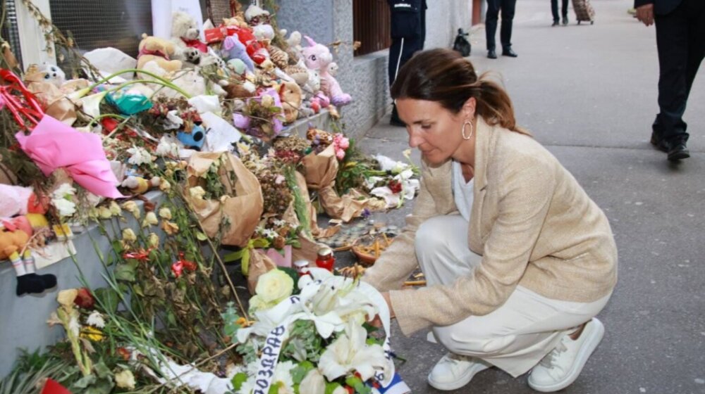 Poslanica Evropskog parlamenta Moreti položila cveće ispred Ribnikara 1