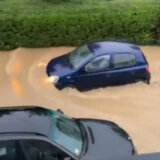 Vanredna situacija zbog poplava u više mesta širom Srbije: Bujica kod Jagodine nosila automobile, obustavljen saobraćaj na pruzi Beograd-Niš (VIDEO) 11