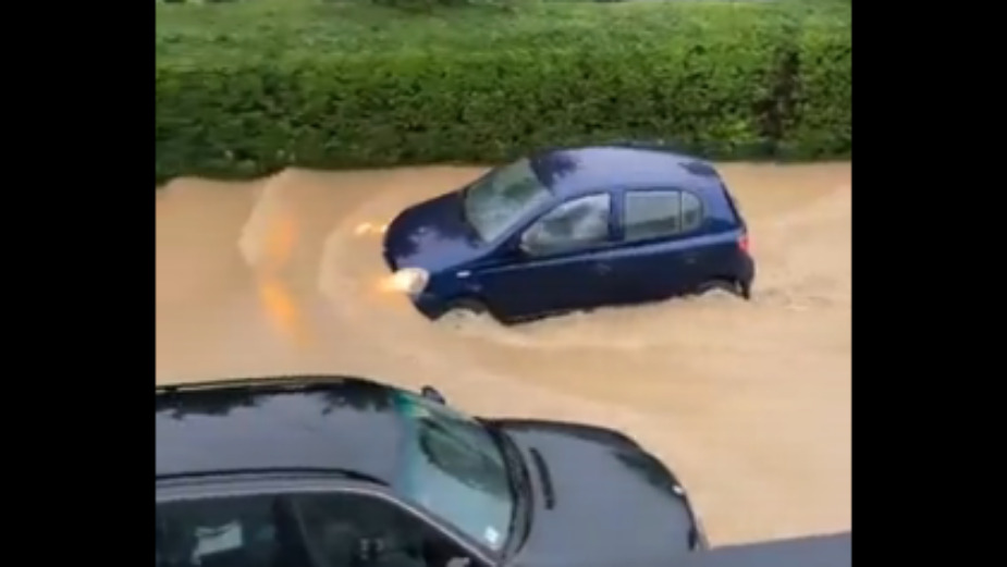 Vanredna situacija zbog poplava u više mesta širom Srbije: Bujica kod Jagodine nosila automobile, obustavljen saobraćaj na pruzi Beograd-Niš (VIDEO) 1