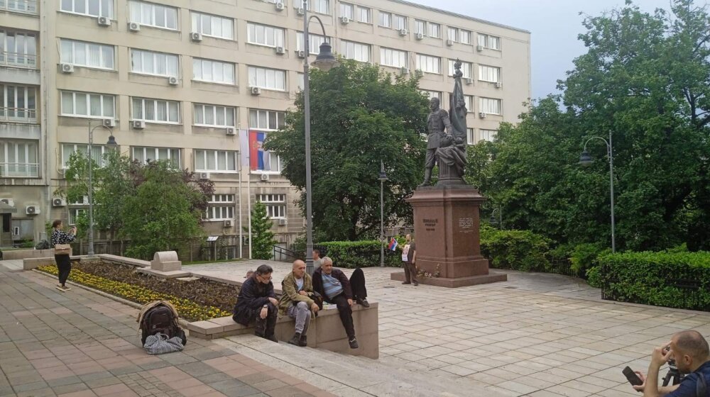 Skup desničara „Stop nasilju nad Srbima na KiM“ odlaže se za subotu kako bi bio istovremeno sa protestom „Srbija protiv nasilja“? 1