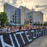 "Dugo se u ovoj zemlji svaka hulja krila ispod naše trobojke": Sagovornici Danasa o tome što je televizija Pink uoči protesta prekrivena zastavom Srbije 9