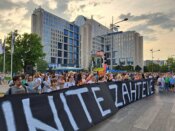 Protest "Srbija protiv nasilja" u preko 10 gradova obeležile šetnje, blokade puteva i zahtevi za ostavkama (FOTO, VIDEO) 36
