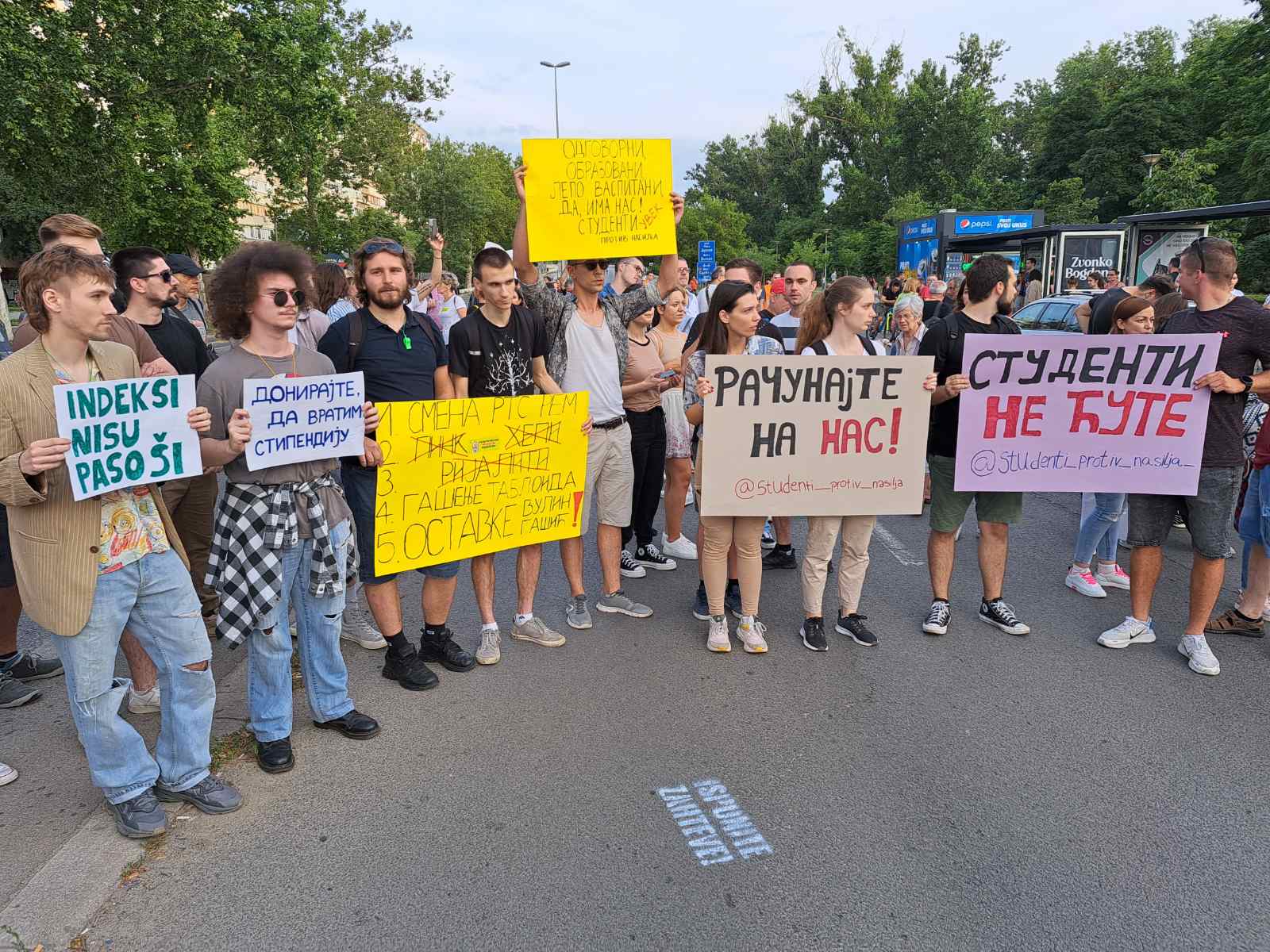"Zar je bitno da li sam s Metohije ili s Dorćola?": Osmi protest "Srbija protiv nasilja" u slikama (FOTO) 6