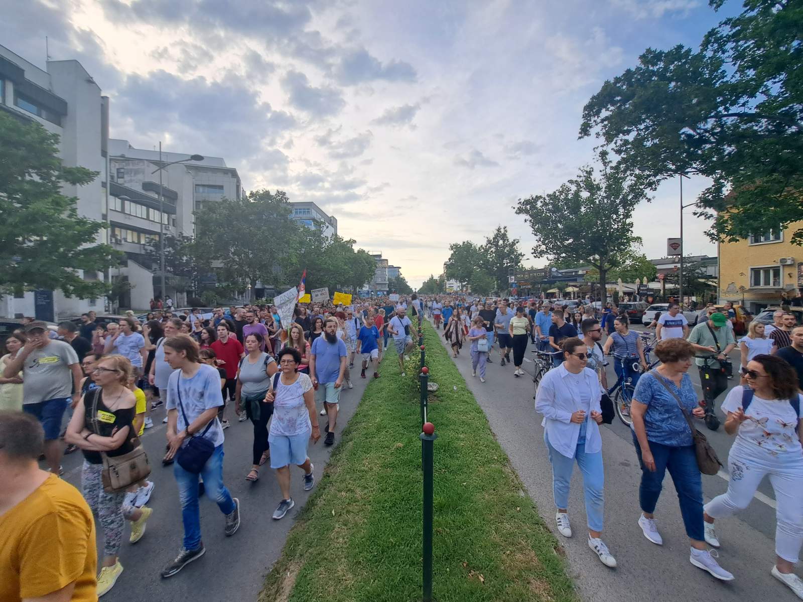 "Zar je bitno da li sam s Metohije ili s Dorćola?": Osmi protest "Srbija protiv nasilja" u slikama (FOTO) 7
