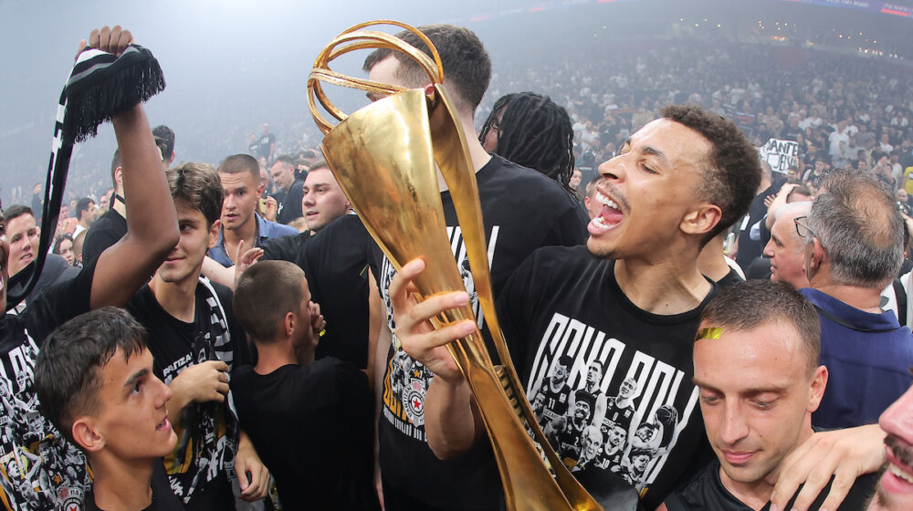 Egzum tokom proslave Partizanove titule saznao da će postati otac (FOTO) 1