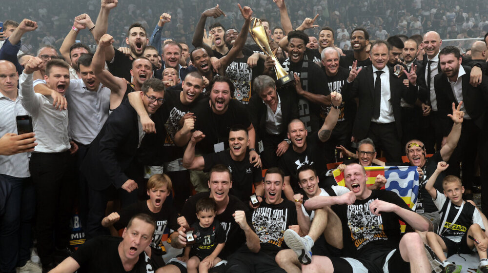 Igrači Partizana "upali" na konferenciju za štampu Partizana i "okupali" Željka Obradovića 1