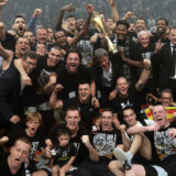 Igrači Partizana "upali" na konferenciju za štampu Partizana i "okupali" Željka Obradovića 2