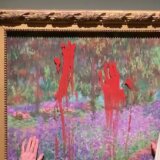 Ekološke aktivistkinje ofarbale zaštitno staklo Moneove slike u Stokholmu 3