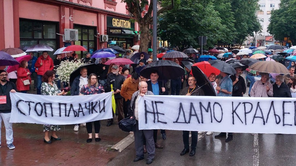 “Mi ne znamo da li postoji život posle smrti, ali znamo da postoji život posle politike i to ćemo uskoro pokazati Bošku Ničiću i njegovoj sviti”: Održan drugi protest u Zaječaru 5 “Mi ne znamo da li postoji život posle smrti, ali znamo da postoji život posle politike i to ćemo uskoro pokazati Bošku Ničiću i njegovoj sviti”: Održan drugi protest u Zaječaru 5