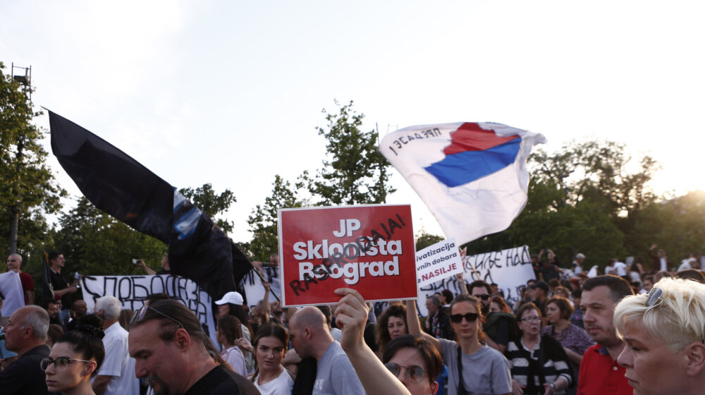 Agencija Frans pres o protestu „Srbija protiv nasilja“: Demonstranti traže oduzimanje dozvola televizijama bliskim vlastima 1