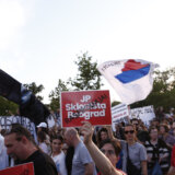 Agencija Frans pres o protestu „Srbija protiv nasilja“: Demonstranti traže oduzimanje dozvola televizijama bliskim vlastima 7