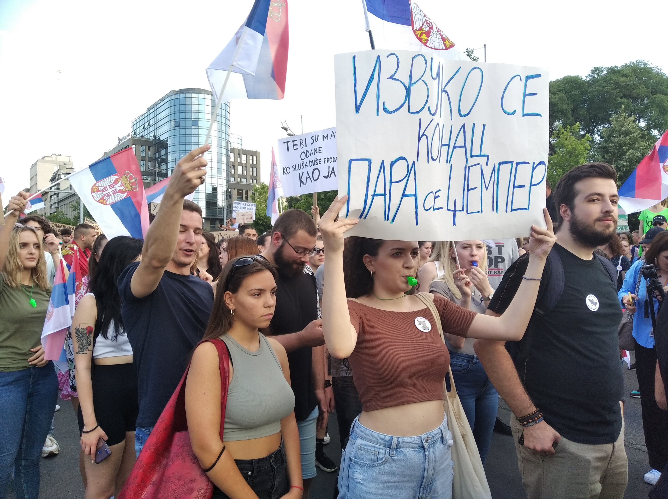 "Prsten" oko Vlade i zatvorska odela: Slike koje su obeležile šesti protest „Srbija protiv nasilja“ (FOTO) 12