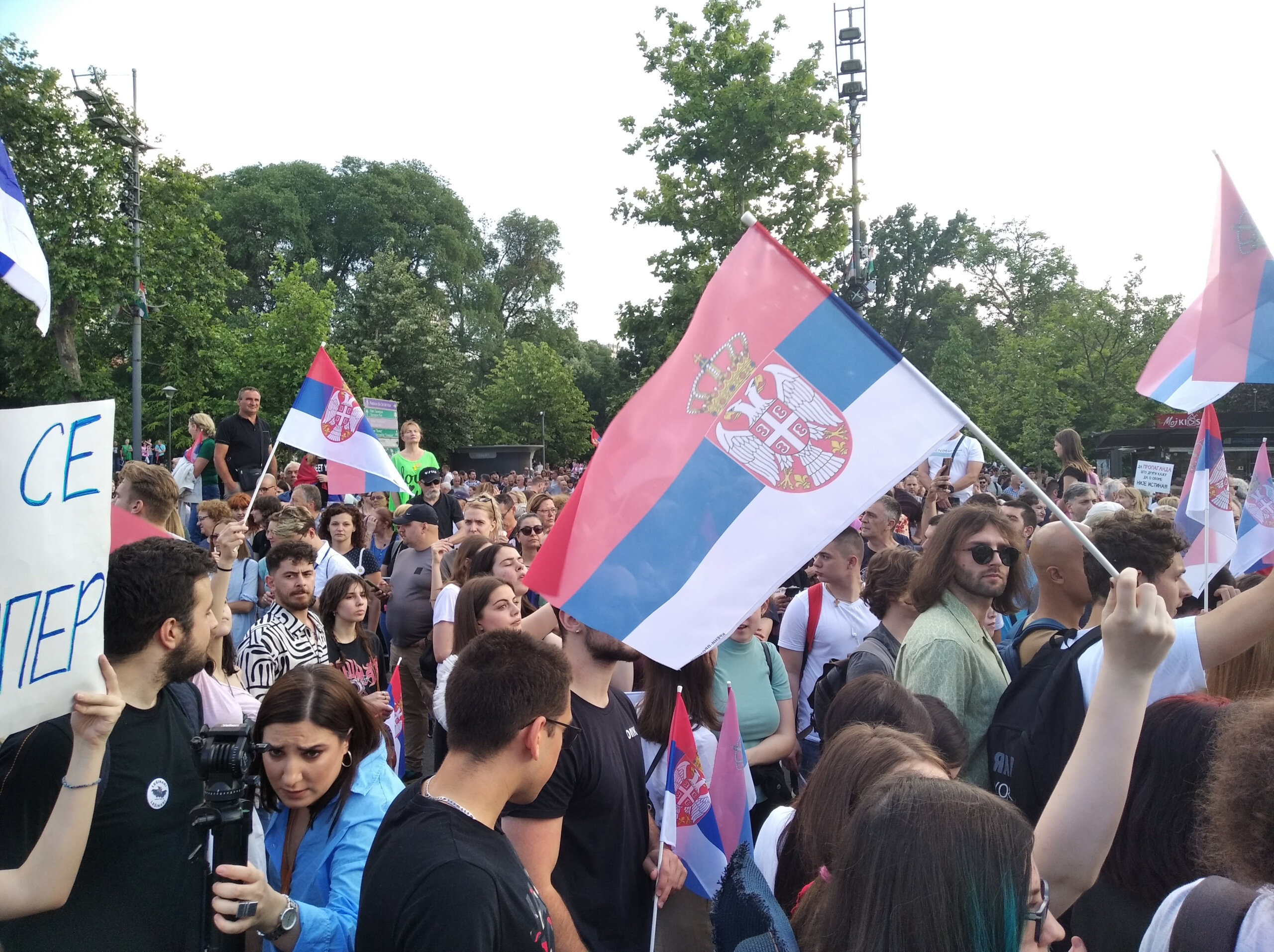 "Prsten" oko Vlade i zatvorska odela: Slike koje su obeležile šesti protest „Srbija protiv nasilja“ (FOTO) 11 "Prsten" oko Vlade i zatvorska odela: Slike koje su obeležile šesti protest „Srbija protiv nasilja“ (FOTO) 11