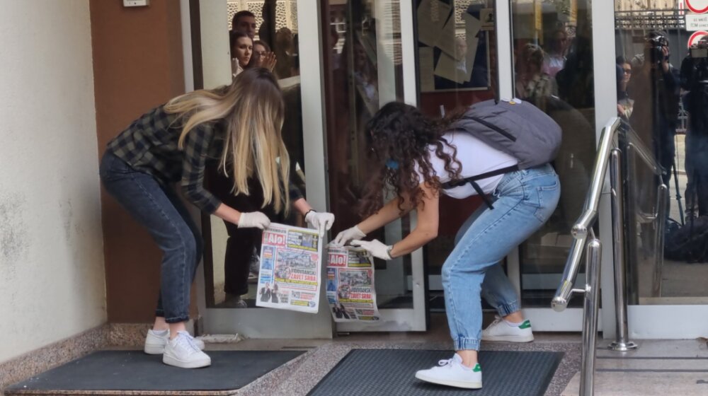 Mladi doneli zeca i kupus ispred Ministarstva i gradskih uprava i poručuju: Birački spisak vam je kao kupus 1