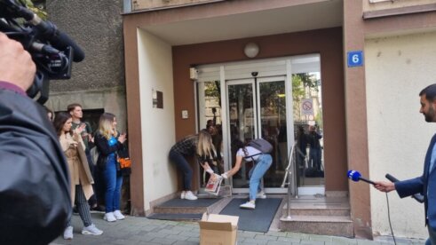 Grupa "Studenti protiv nasilja" protestovala ispred Ministarstva u kome radi Đorđe Dabić (FOTO) 8