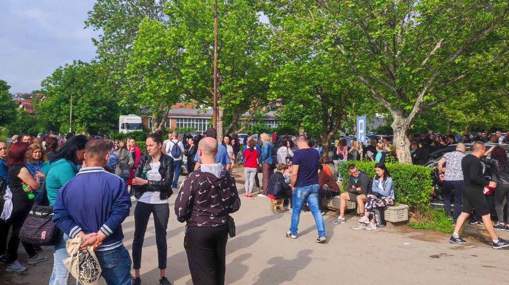 “Nemamo novac za kavijar kao naš menadžment, spremaćemo pasulj u kazanu”: Radnici Falk Ista traktorom i automobilima blokirali ulaz fabrike 3 “Nemamo novac za kavijar kao naš menadžment, spremaćemo pasulj u kazanu”: Radnici Falk Ista traktorom i automobilima blokirali ulaz fabrike 3