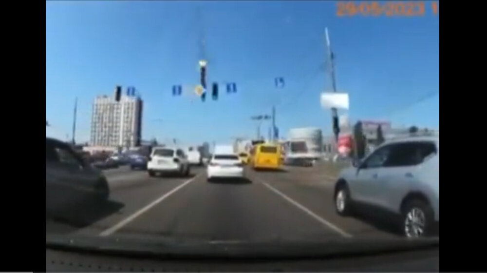 (VIDEO) Zabeležen trenutak kada je ruska raketa pala između dva automobila na kijevskom autoputu 1