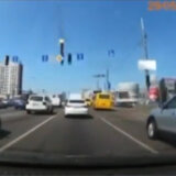 (VIDEO) Zabeležen trenutak kada je ruska raketa pala između dva automobila na kijevskom autoputu 12