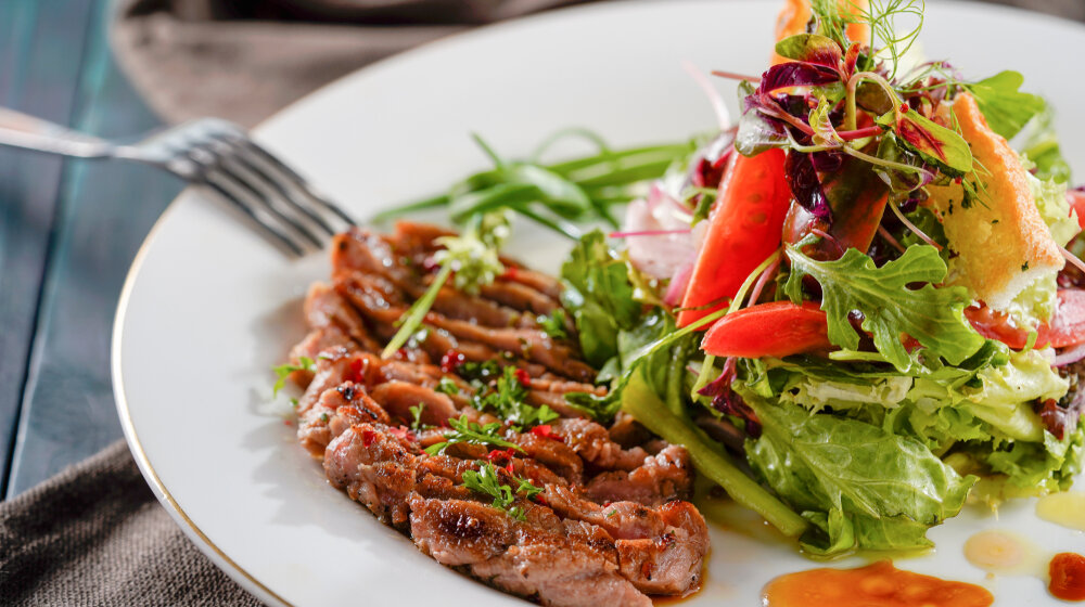 Salata sa junetinom, paradajzom i rukolom 1