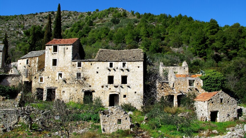 Selo bez stanovnika u koje dolaze ljudi iz celog sveta na jagnjetinu 1