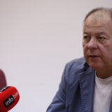 Uhapšen Boško Savković, novinar i pisac, zbog lutke "obešenog predsednika" 7