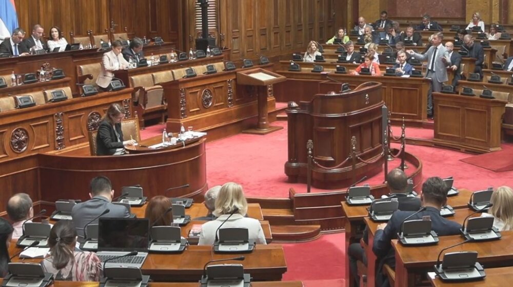 U toku je unutrašnja kontrola u MUP o spisku dece iz Ribnikara, otkrila Brnabić u raspravi o smeni Gašića 1