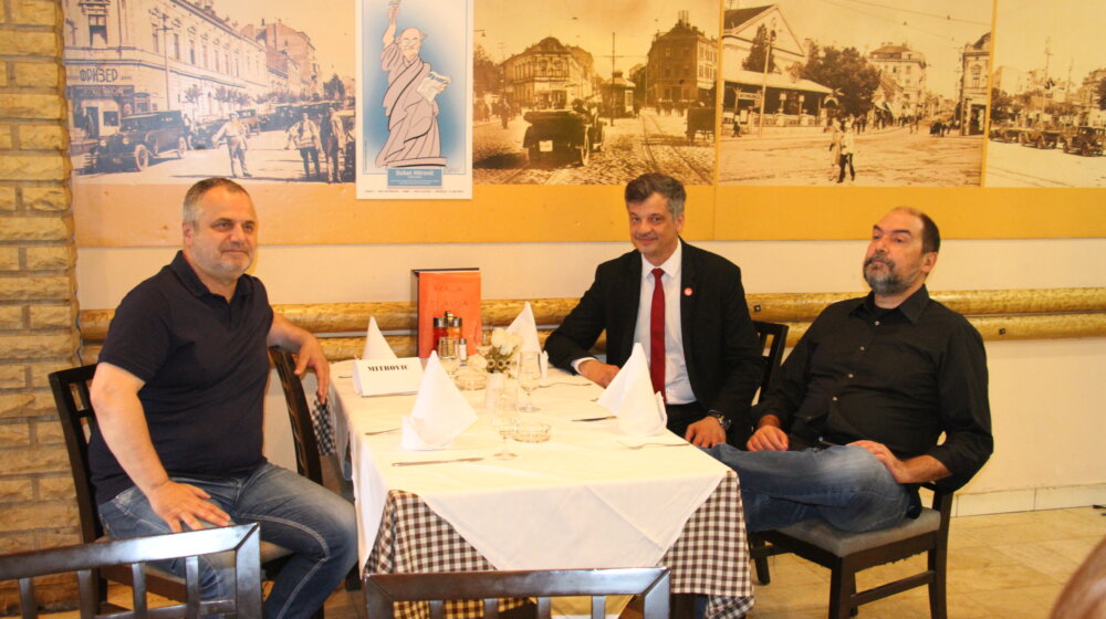 U restoranu Mala Slavija otkriveno spomen obeležje Dušanu Mitroviću, bivšem direktoru lista Danas 1