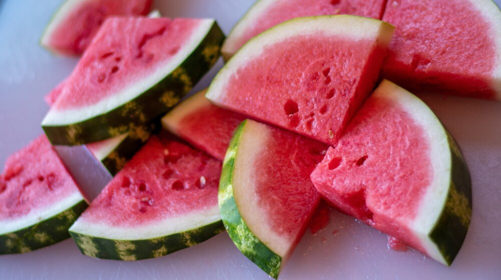 Kako da isečete lubenicu na najlakši način: Pogledajte video 1