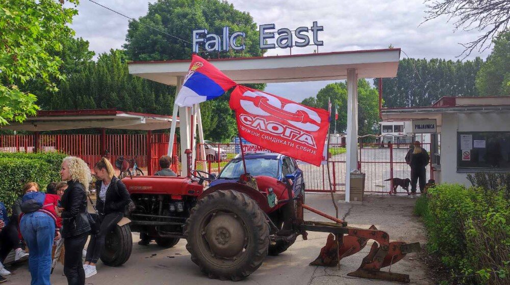 “Nemamo novac za kavijar kao naš menadžment, postavljamo kazan i spremaćemo pasulj”: Radnici Falk Ista traktorom i automobilima blokirali ulaz fabrike 15