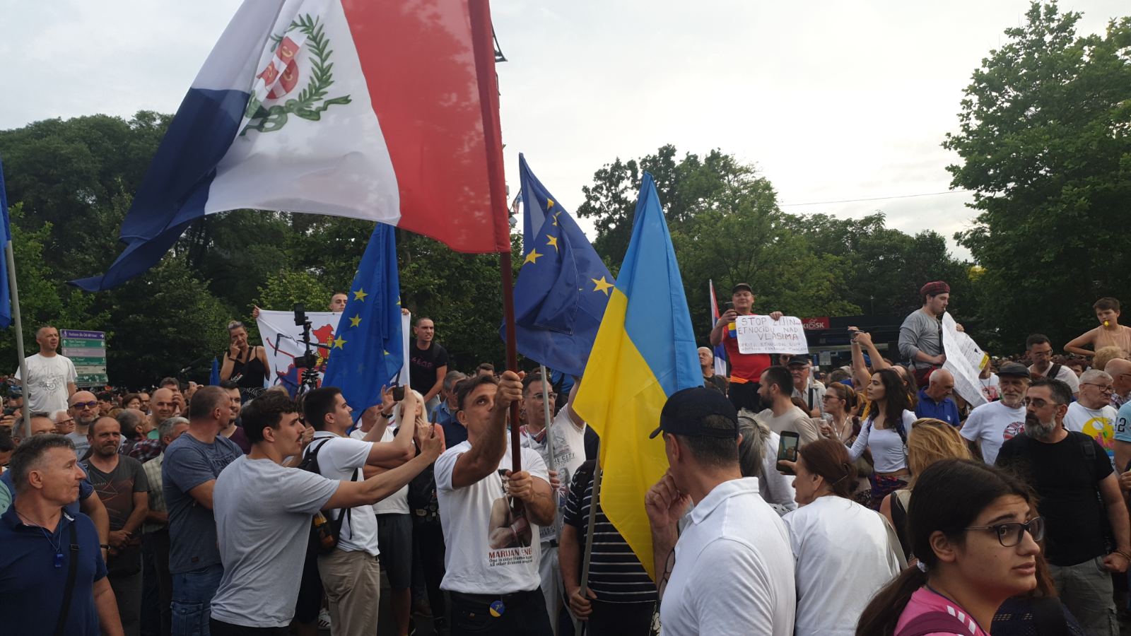 "Zar je bitno da li sam s Metohije ili s Dorćola?": Osmi protest "Srbija protiv nasilja" u slikama (FOTO) 8