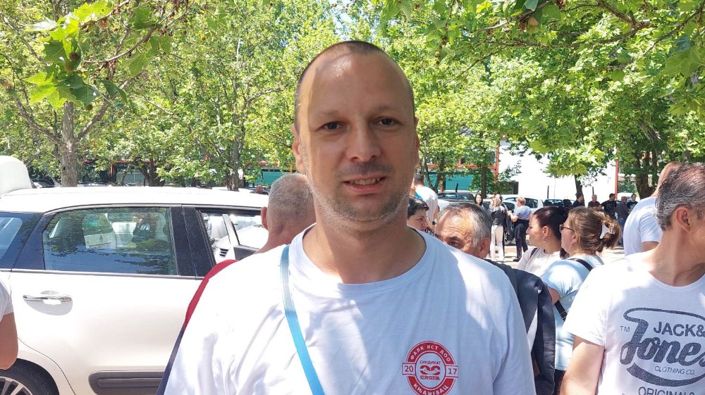 “Nemamo novac za kavijar kao naš menadžment, spremaćemo pasulj u kazanu”: Radnici Falk Ista traktorom i automobilima blokirali ulaz fabrike 2 “Nemamo novac za kavijar kao naš menadžment, spremaćemo pasulj u kazanu”: Radnici Falk Ista traktorom i automobilima blokirali ulaz fabrike 2