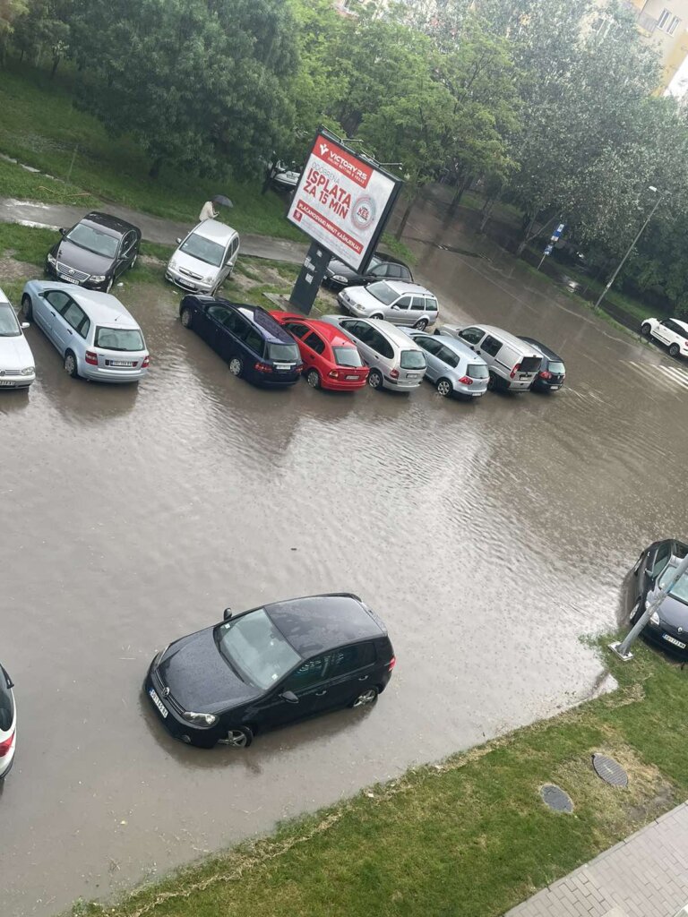 Obilne padavine poplavile ulice u Subotici (FOTO) 2 Obilne padavine poplavile ulice u Subotici (FOTO) 2