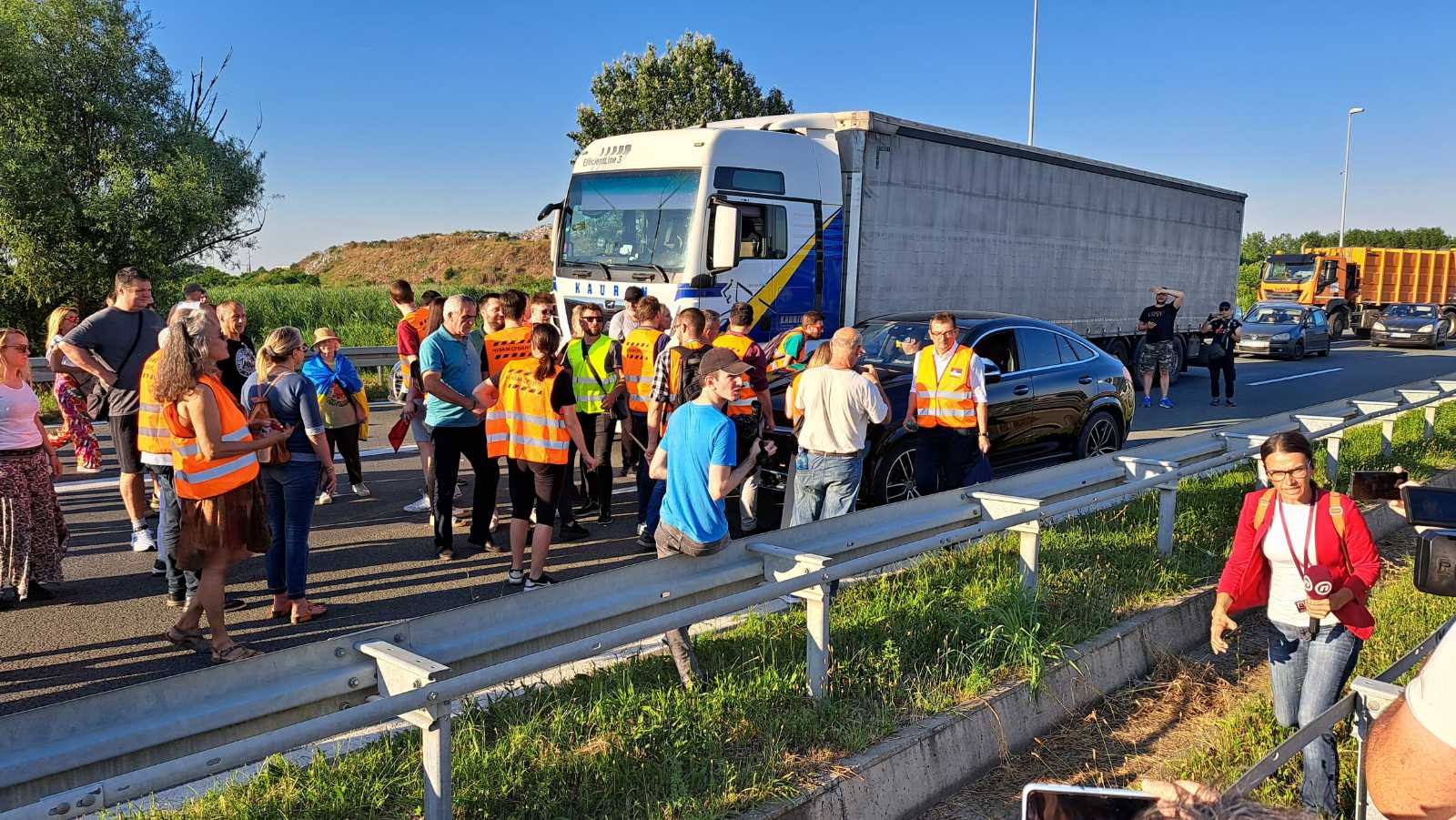 Učesnicima blokade u Novom Sadu upućene pretnje iz vozila sa mađarskim diplomatskim tablicama 2