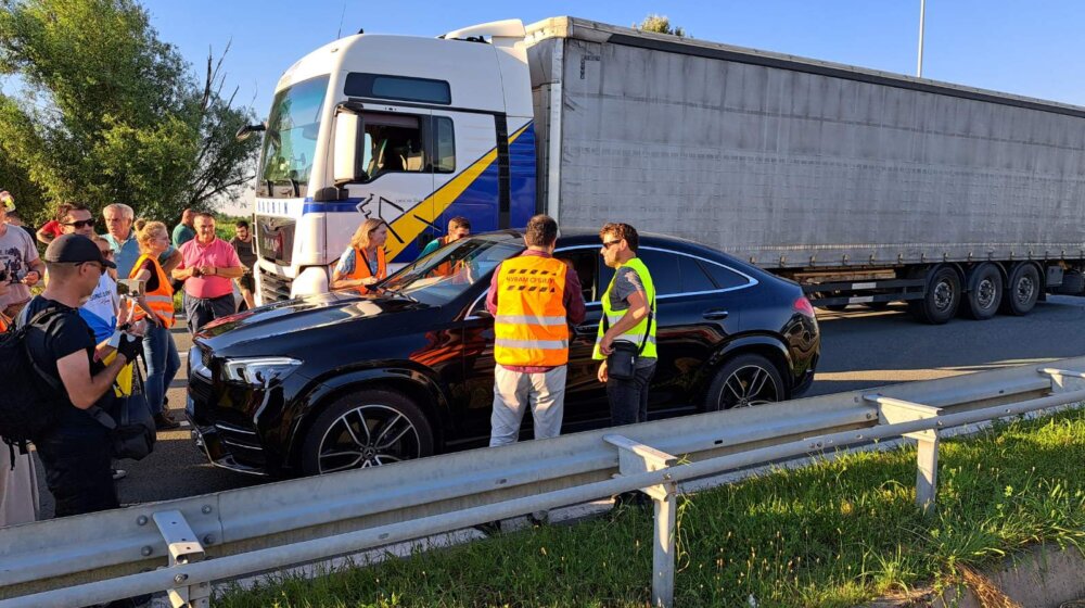 Učesnicima blokade u Novom Sadu upućene pretnje iz vozila sa mađarskim diplomatskim tablicama 1