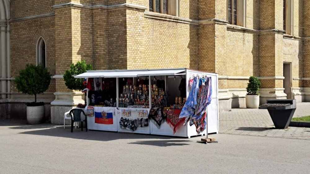 U centru Novog Sada tezga na koji se prodaju suveniri sa likom Putina i simbolom "Z": Iz Uprave za komunalne poslove kažu da su kosmopolitski grad 1