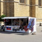 U centru Novog Sada tezga na koji se prodaju suveniri sa likom Putina i simbolom "Z": Iz Uprave za komunalne poslove kažu da su kosmopolitski grad 1