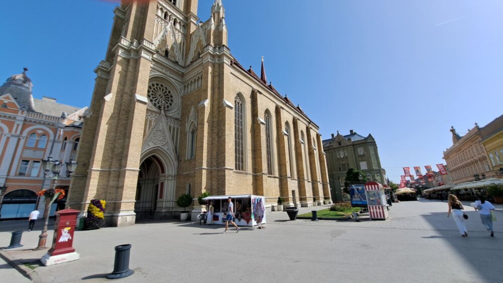 U centru Novog Sada tezga na koji se prodaju suveniri sa likom Putina i simbolom "Z": Iz Uprave za komunalne poslove kažu da su kosmopolitski grad 2